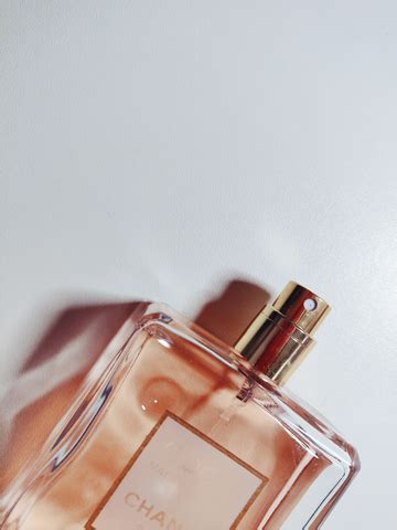 Is Perfume Bad for your Hair? (And What to Use Instead to Smell AMAZIN ...