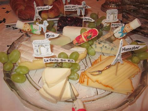 Every cheese platter should be as cute as this one. Choose French cheeses and make your own ...