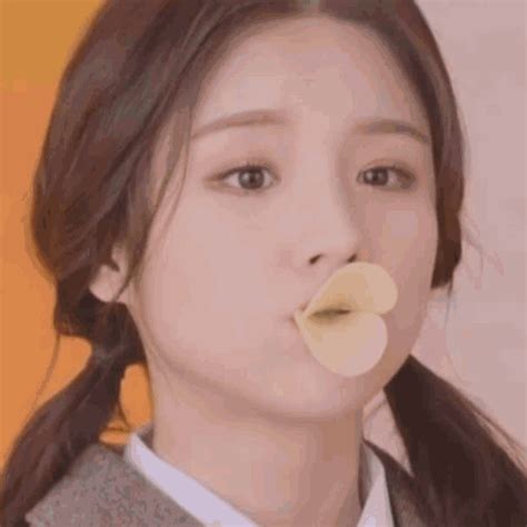 Heejin Duck Heejin Transform GIF - Heejin Duck Heejin Transform Heejin Duck Lips Chips ...