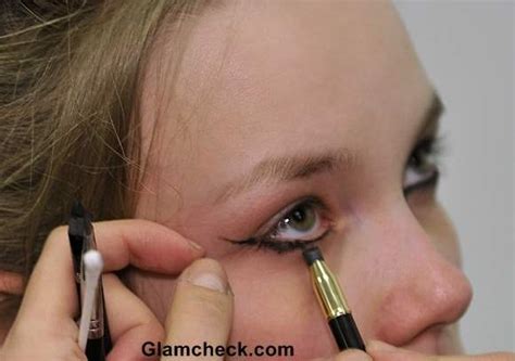 Beauty How To – Smudge Lower Lash Eyeliner with Brush