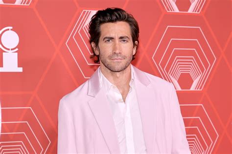 Jake Gyllenhaal Leans Into Soft Colors in Pale Pink Tuxedo at 2021 Tony ...