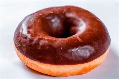A fresh chocolate donut - Creative Commons Bilder