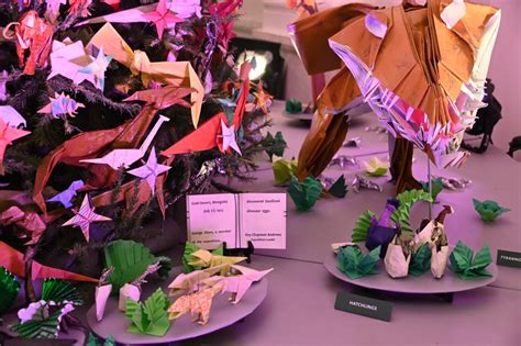 NYC museum unveils holiday tree with 800 origami dinosaurs
