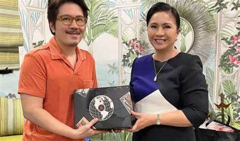 Janno Gibbs gives Leni Robredo a pair of shoes designed by his daughter ...