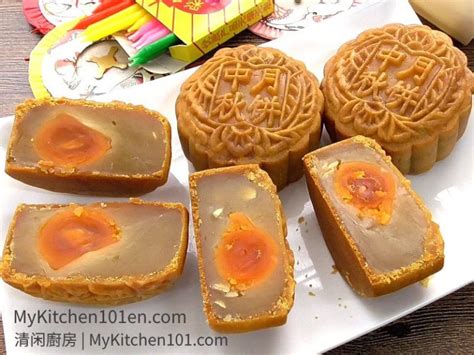 Making Traditional Mooncake with Lotus Seed Paste Filling | MyKitchen101en.com