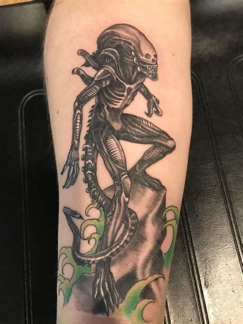 Xenomorph tattoo I got a month ago (also my first tattoo ever) : r ...