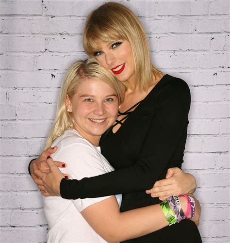 Taylor with a fan at the Formula 1 meet and greet 10.22.16 | Taylor swift fan, Taylor swift ...