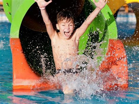 15 Fantastic Indoor Water Parks in Michigan Within Driving Distance of Kalamazoo - KZOOKIDS