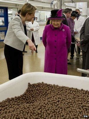 Queen and Duke of Edinburgh visit Mars factory in Slough - BBC News