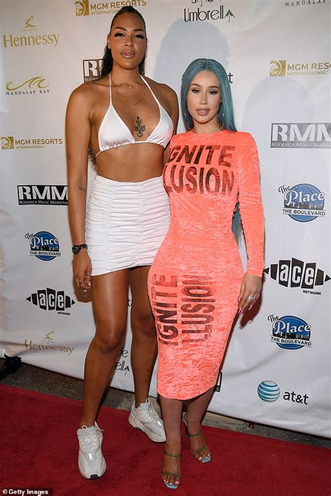 WNBA star Liz Cambage meets Iggy Azalea at All-Star Game | Daily Mail Online