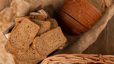 Brown Bread: Nutrition, Health Benefits and Tips to Add in Diet ...