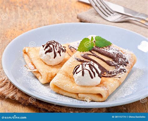 Crepes Con Helado Y Salsa De Chocolate Foto de archivo - Imagen de almuerzo, casero: 38115774