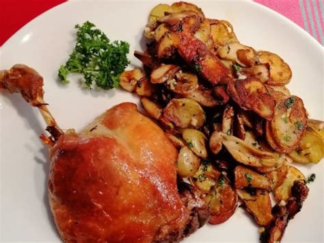 Confit de canard et Pommes de terre sarladaises aux cèpes - Recette par ...