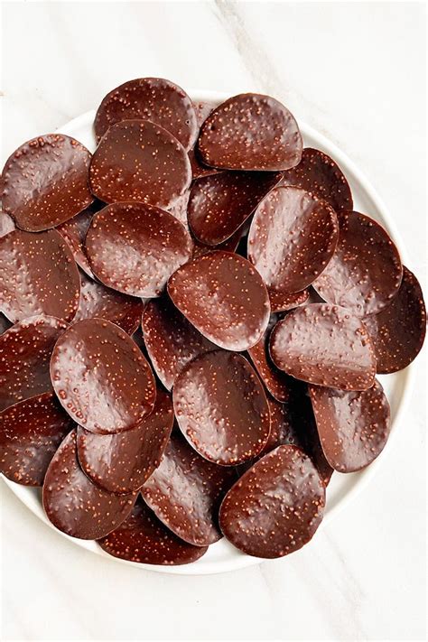 Chocolate Covered Potato Chips {2 Ingredients} - CakeWhiz