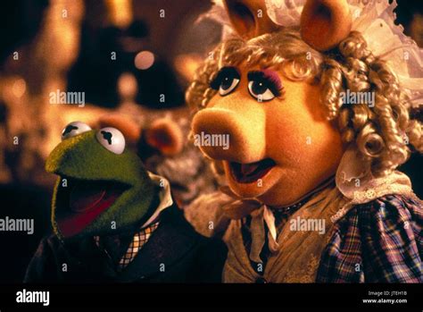 KERMIT LA RANA como Bob Cratchit, Miss PIGGY COMO EMILY CRATCHIT, el muppet VILLANCICO, 1992 ...