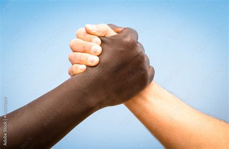 Black and white human hands shake - Handshake against racism Stock 写真 ...