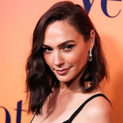 Gal Gadot Showed Off Her All-Natural Beauty In New Makeup-Free, Poolside Pics As Fans React ...