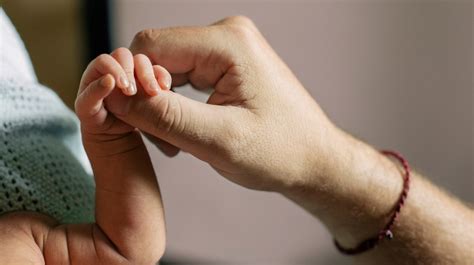 Baby Grasp Reflex: Palmar vs. Plantar, in Adults, More (2024)