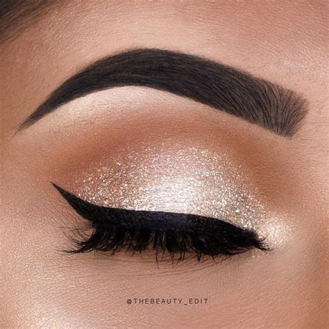 Sombra com glitter dourado maquiagem | Maquiagem de debutante, Coisas ...