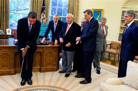 File:Barack Obama takes a practice putt in the Oval Office.jpg - Wikipedia