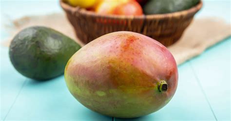 Can you eat mango skin? Benefits & drawbacks