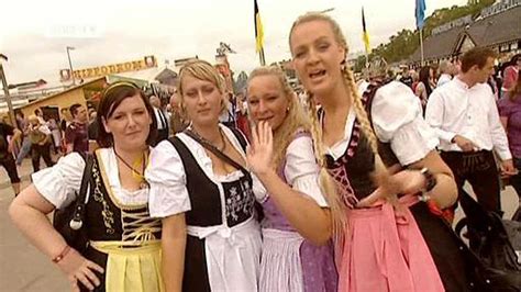 Dirndl fashion at the Oktoberfest – DW – 09/24/2010