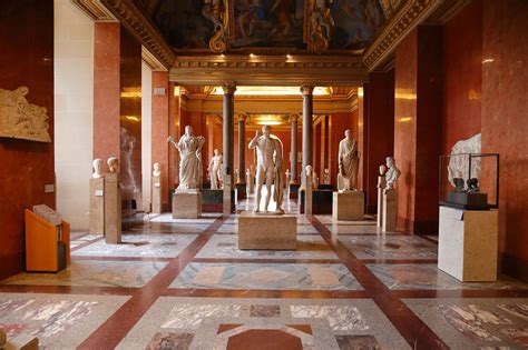 Ideal Greek Beauty - Venus de Milo and the Galerie des Antiques