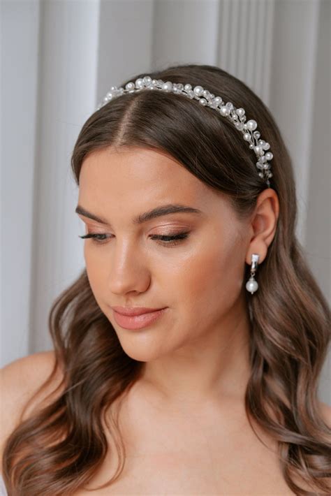The jewelry is made of pearls and transparent beads and crystals! Minimalistic headband that you ...