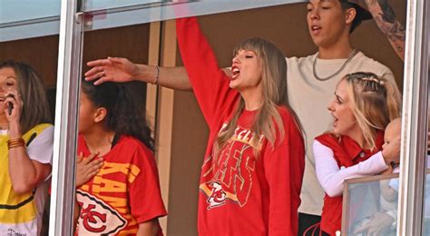 Taylor Swift on hand at Lambeau Field to watch Travis Kelce, Chiefs face Packers - BVM Sports
