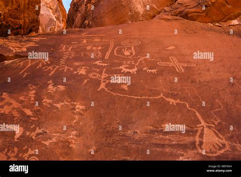 Petroglyphs Valley of Fire, Overton, Nevada Stock Photo - Alamy