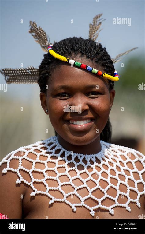 Zulu maiden, Zulu Reed Dance at eNyokeni Palace, Nongoma, South Africa Stock Photo - Alamy