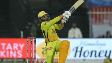 IPL 2020: MS Dhoni hits the ball out of stadium and a fan takes it home & 3 consecutive sixes