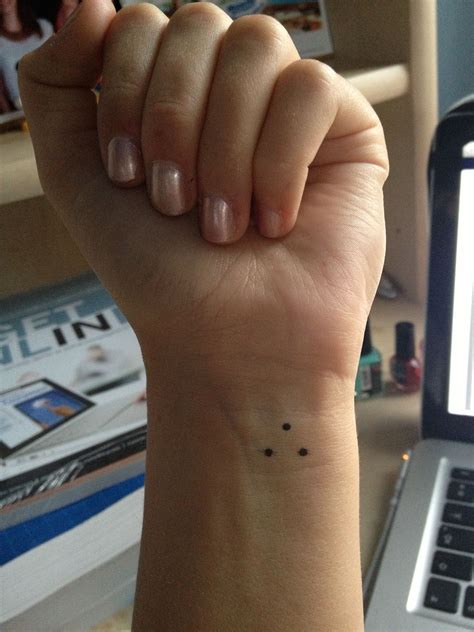 Ý nghĩa tattoo 3 dots và cách kết hợp độc đáo