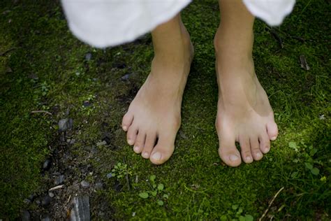 The Health Benefits of Earthing, Grounding and Walking Barefoot - Home ...