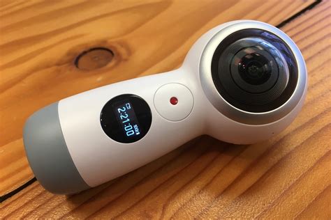 Samsung's New Gear 360 Camera Live-Streams 360-Degree Videos to ...