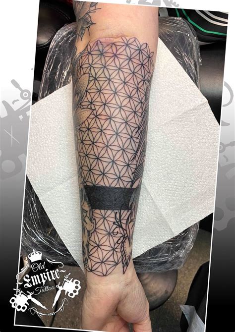 Client sat like a rock for this geometric gap filler! #Geometric #GeometricTattoo #FlowerOfLife ...