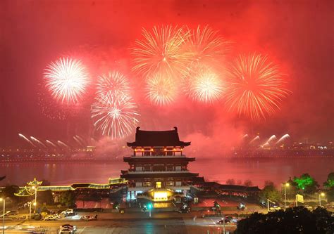 WHY THE CHINESE ARE CRAZY FOR FIREWORKS | Welum | New years eve fireworks, Chinese new year ...