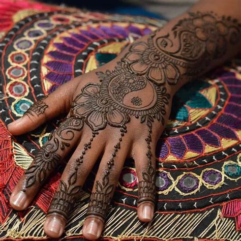 Nigerian and swahili Henna on black skin | Henna tattoo designs, Henna designs hand, Hand henna