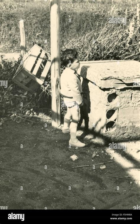 Un enfant fait pipi à l'extérieur, Italie Banque D'Images, Photo Stock ...