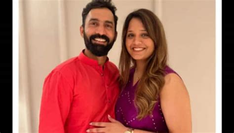 Dinesh Karthik gives a tight HUG to wife Dipika Pallikal on their 7th marriage anniversary: See ...