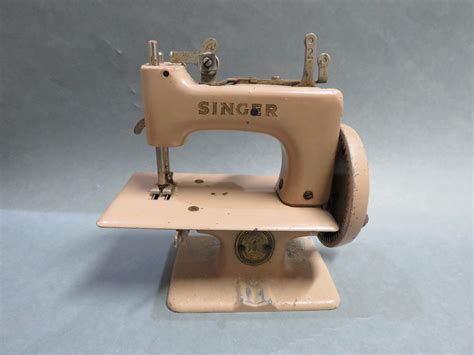 1926 Singer Sewing Machine - RadynRabbani