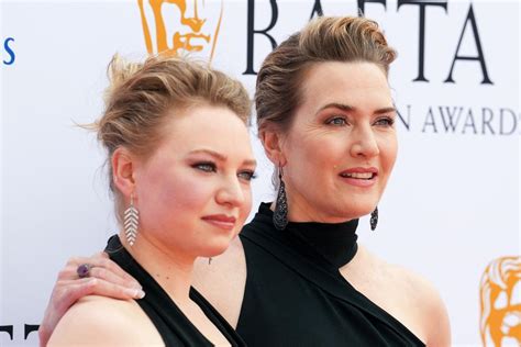 Kate Winslet y su hija, deslumbrantes en la alfombra roja de los Bafta ...