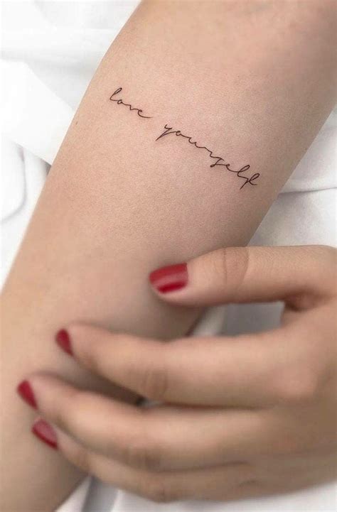 Tattoo "Love Yourself" | Tatuaje de palabras en la muñeca, Tatuajes discretos, Tatuajes ...