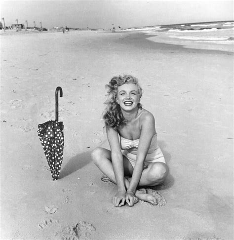 Marilyn at Tobey Beach, 1949. Photo by Andre de Dienes. | Marilyn monroe photos, Marilyn monroe ...