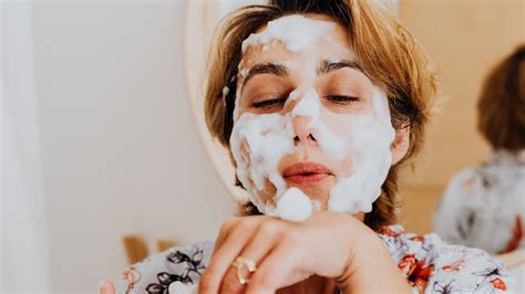 10 Sabun Cuci Muka untuk Kulit Kering, Rekomendasi Artis!