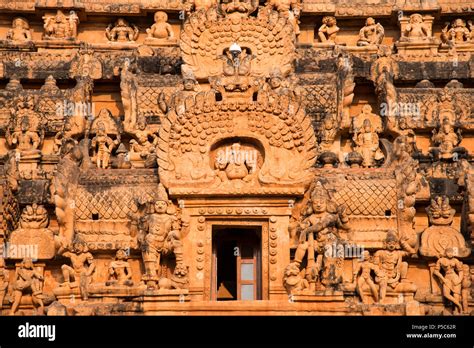 Close view of the Vimana sculptures, Brihadishvara Temple, Thanjavur ...