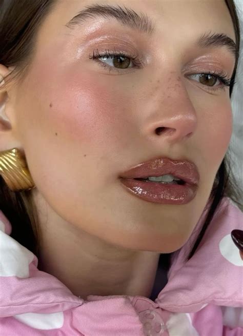 Hailey Bieber Sugar Plum Fairy Makeup | Sminkinspiration, Smink inspiration, Skönhet