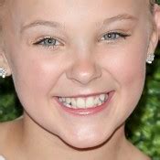 JoJo Siwa Makeup: Nude Eyeshadow, Silver Eyeshadow & Clear Lip Gloss ...