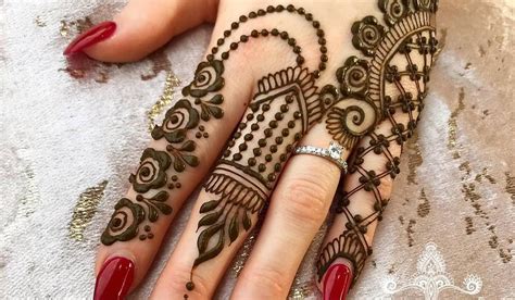 Simple Stylish Modern Back Hand Mehndi Design - Rectangle Circle