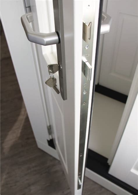 Mechanical 3-point latch lock w/ escape mode - Bellevue Architectural